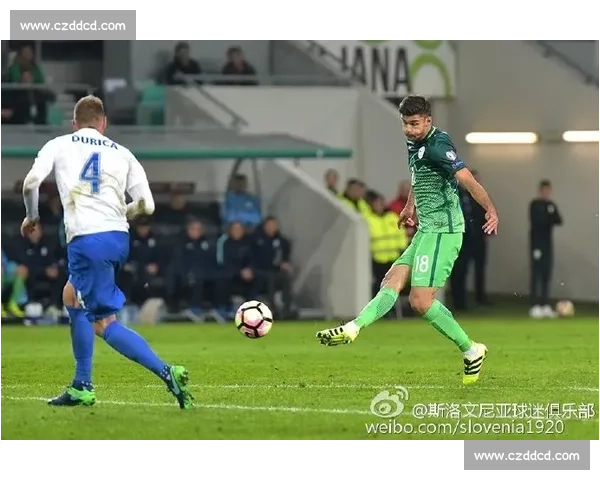 球迷凌晨 4 点打卡晒图：我是全场第一！